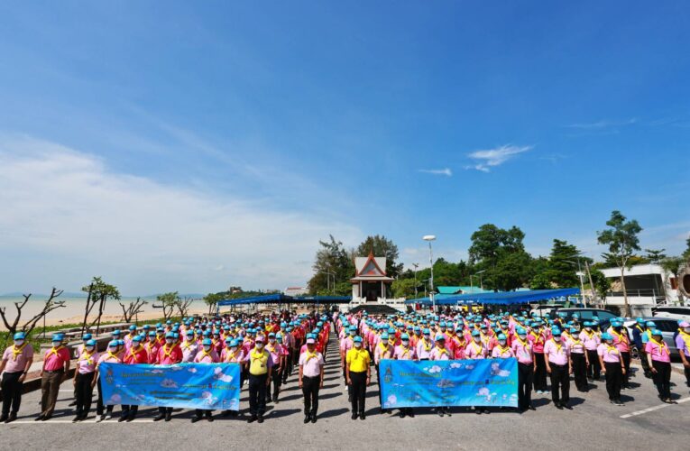 จิตอาสาจังหวัดระยอง ร่วมเก็บขยะ ปรับภูมิทัศน์ชายหาดพยูน ถวายเป็นพระราชกุศล เนื่องในวันคล้ายวันสวรรคตพระบาทสมเด็จพระจุลจอมเกล้าเจ้าอยู่หัว