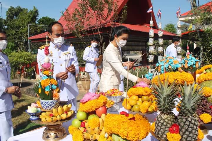 นอภ.เขาชะเมาและประธานแม่บ้านมหาดไทยอำเภอเขาชะเมา เป็นประธานในพิธีบวงสรวงพระบรมรูปจำลองสมเด็จพระเจ้าตากสินมหาราช