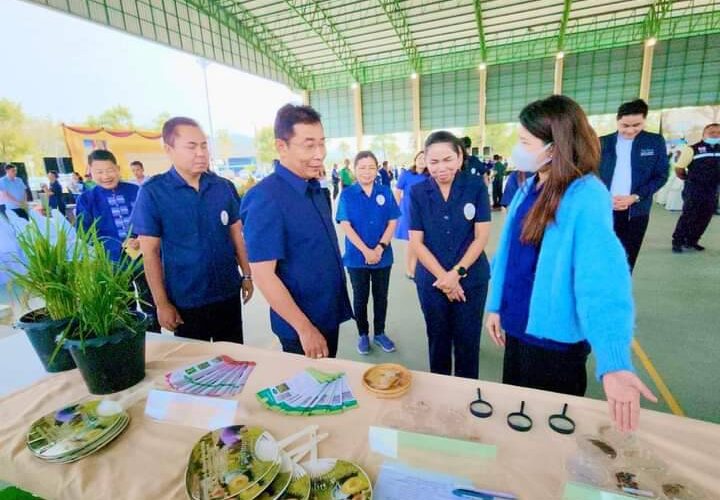 คลินิกเกษตรเคลื่อนที่ในพระบรมราชานุเคราะห์สมเด็จพระบรมโอรสาธิราชฯ สยามมกุฎราชกุมาร ให้บริการแก้ไขปัญหาและถ่ายทอดองค์ความรู้ด้านประกอบอาชีพการเกษตรแก่เกษตรกรในพื้นที่