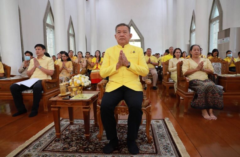 พุทธศาสนิกชนชาวระยองร่วมพิธีเจริญพระพุทธมนต์เฉลิมพระเกียรติ ถวายพระพรชัยมงคลแด่ พระบาทสมเด็จพระเจ้าอยู่หัว เนื่องในโอกาสมหามงคลเฉลิมพระชนมพรรษา 6 รอบ