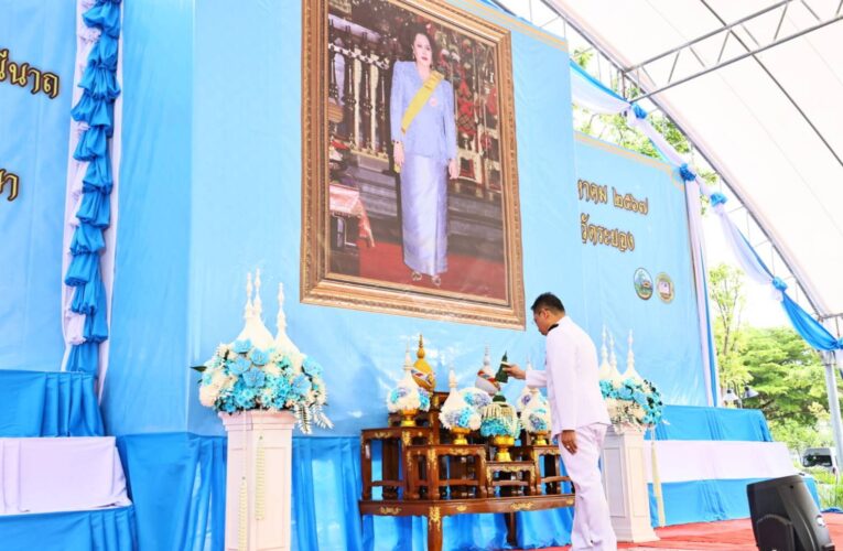 พ่อเมืองระยอง นำข้าราชการและประชาชนทำบุญตักบาตร เนื่องในวันเฉลิมพระชนมพรรษา สมเด็จพระนางเจ้าสิริกิติ์ พระบรมราชินีนาถ พระบรมราชนนีพันปีหลวง